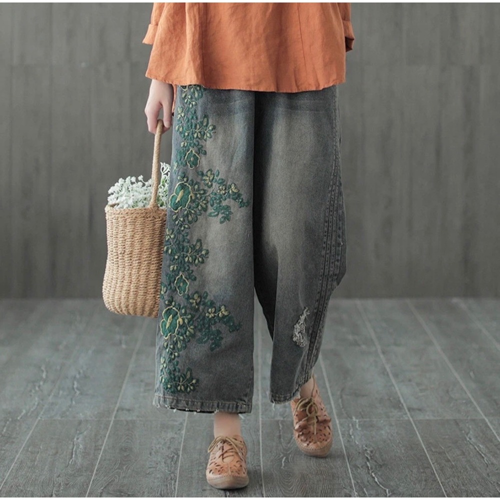 Floral Embroidered Wide Leg Crop Jeans‎ Medium Wash Elastic Waist Distressed